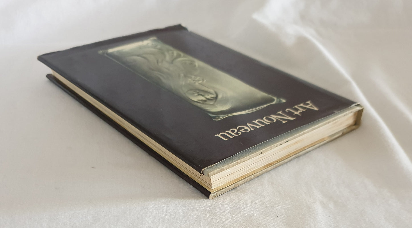 Art Nouveau by Renato Barilli