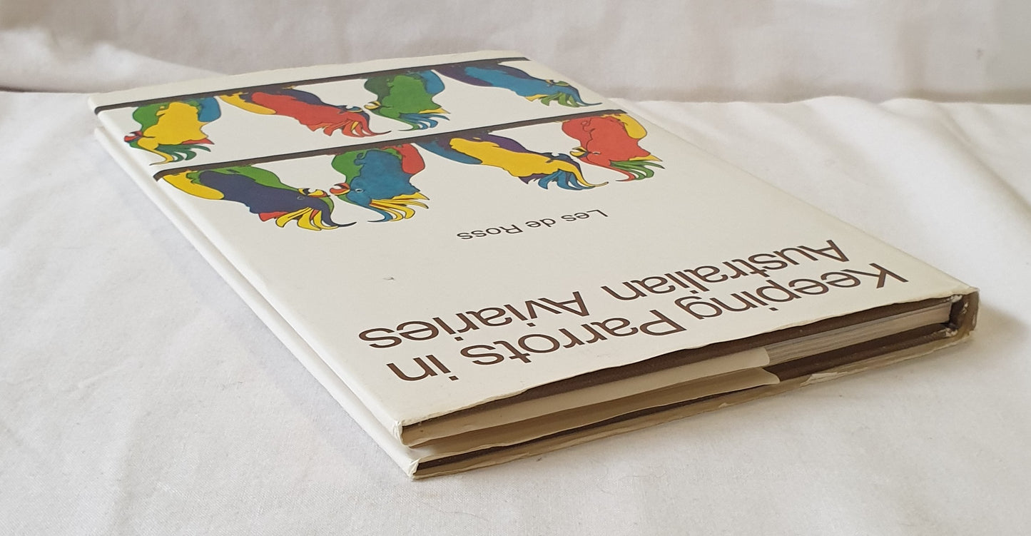 Keeping Parrots in Australian Aviaries by Les de Ross