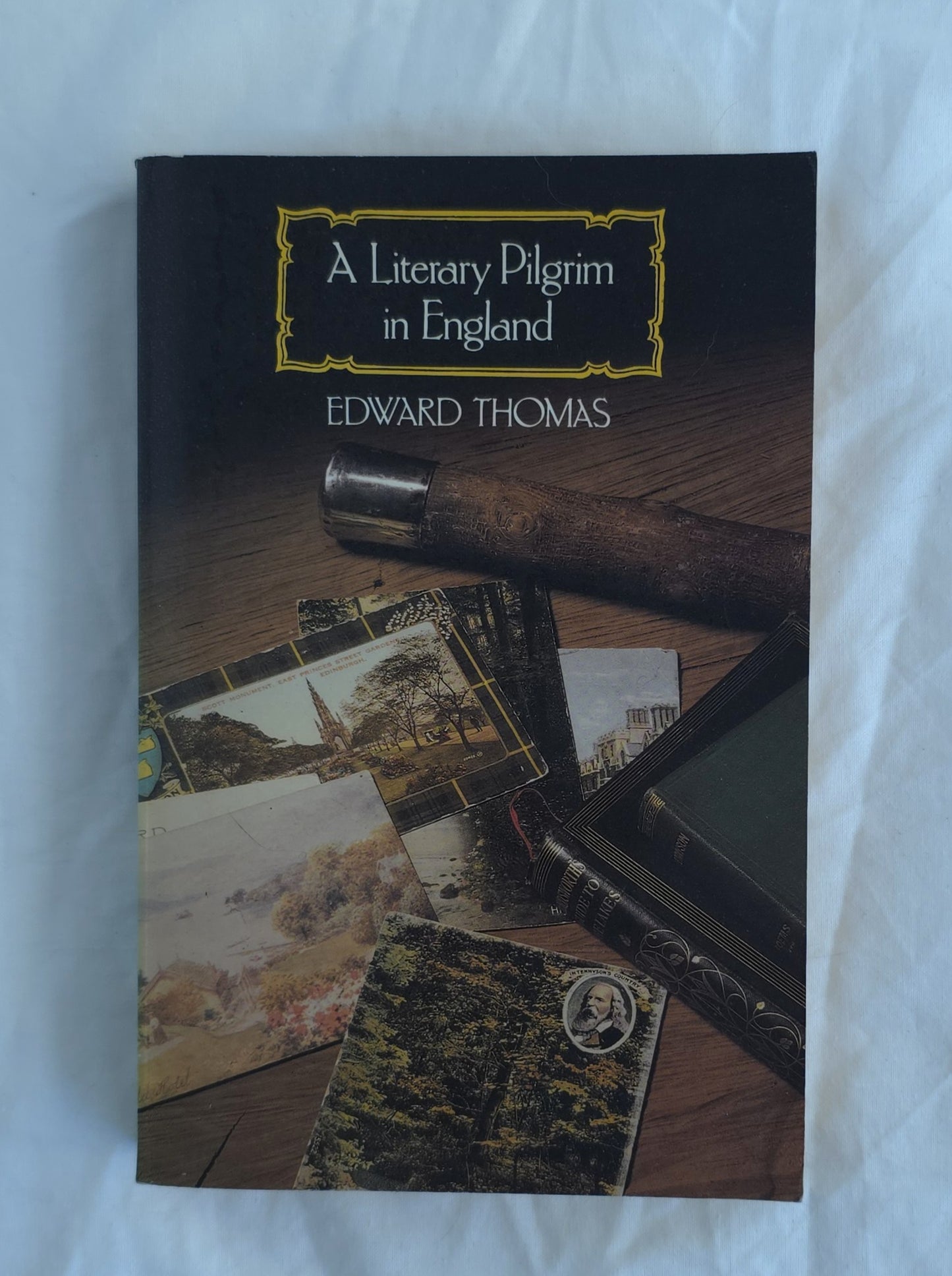 Book cover of 'A Literary Pilgrim in England' by Edward Thomas on a white background