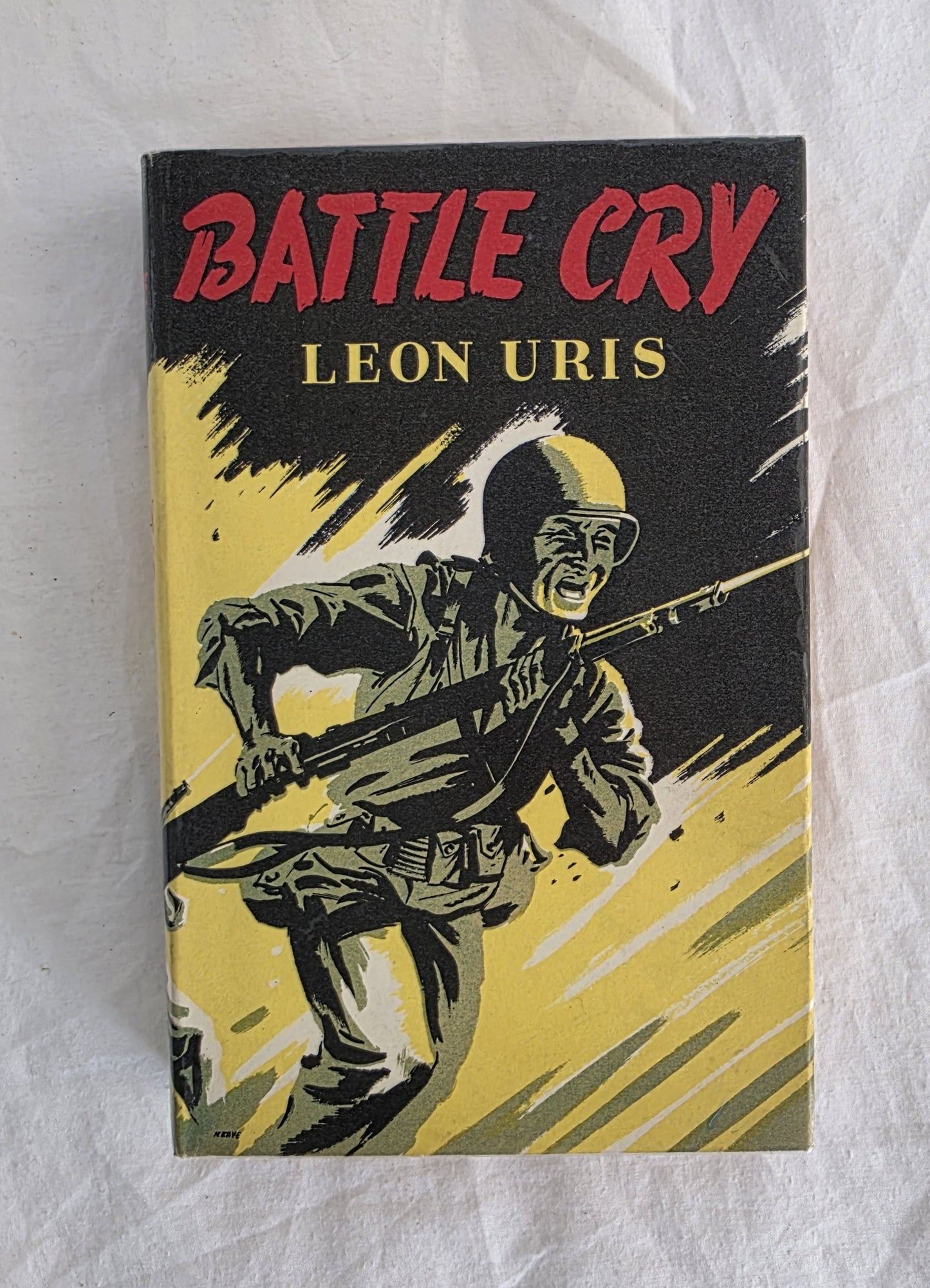 Book cover of 'Battle Cry' by Leon Uris with a soldier illustration on a yellow and black background.