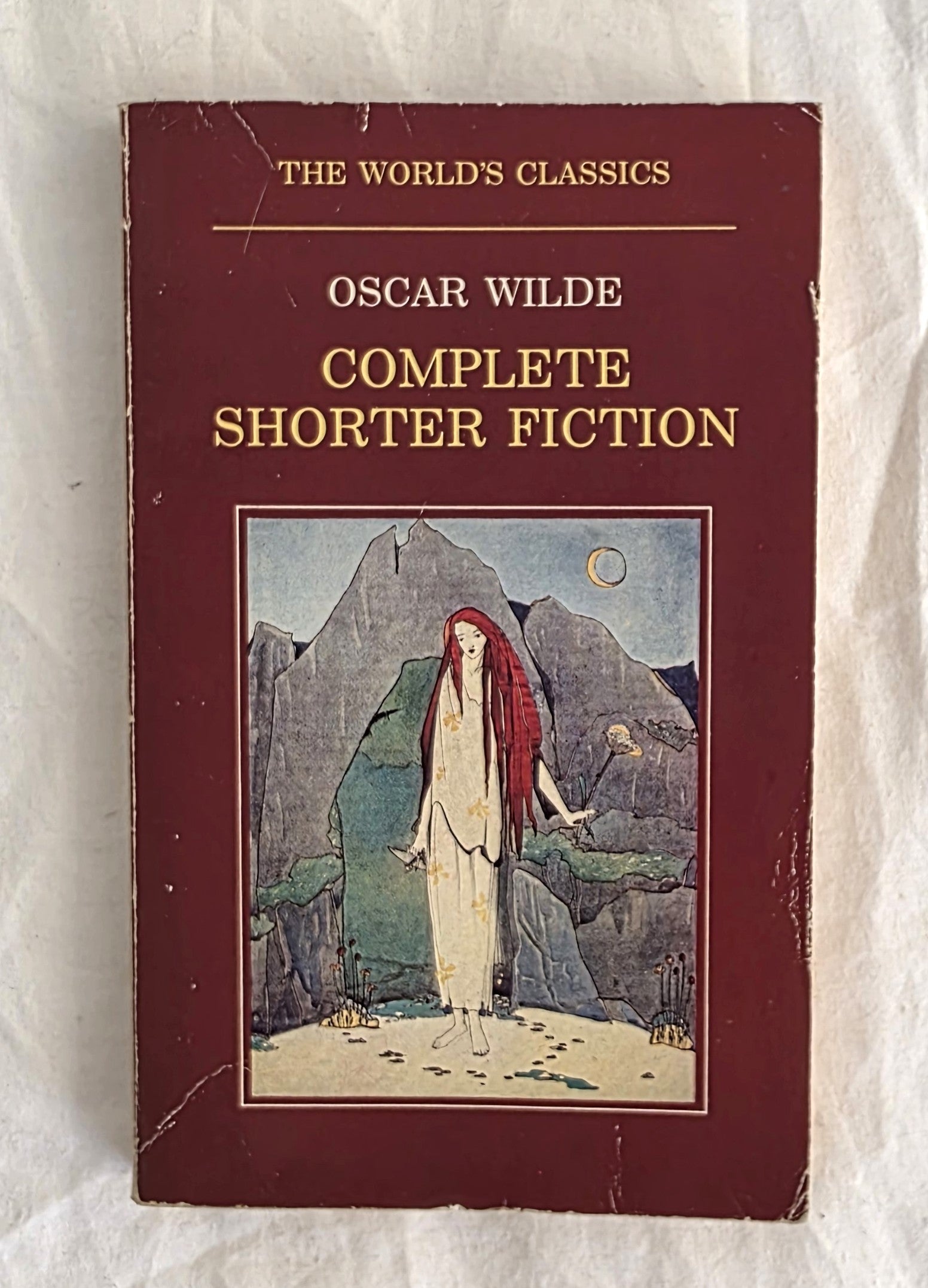 Book cover of 'The World's Classics' by Oscar Wilde featuring a woman with red hair in a natural setting.