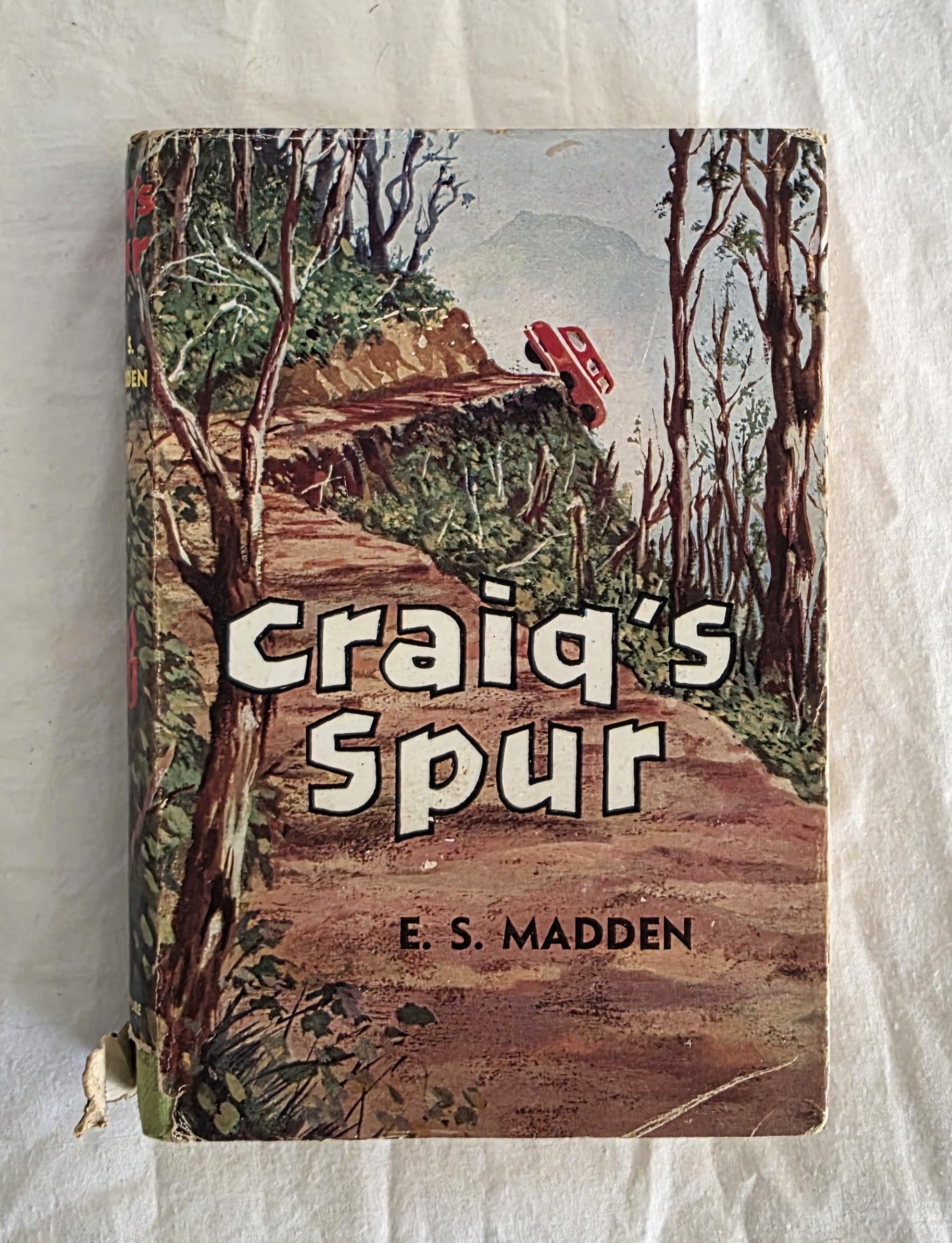 Book cover of 'Craig's Spur' by E.S. Madden with a rustic scene illustration.