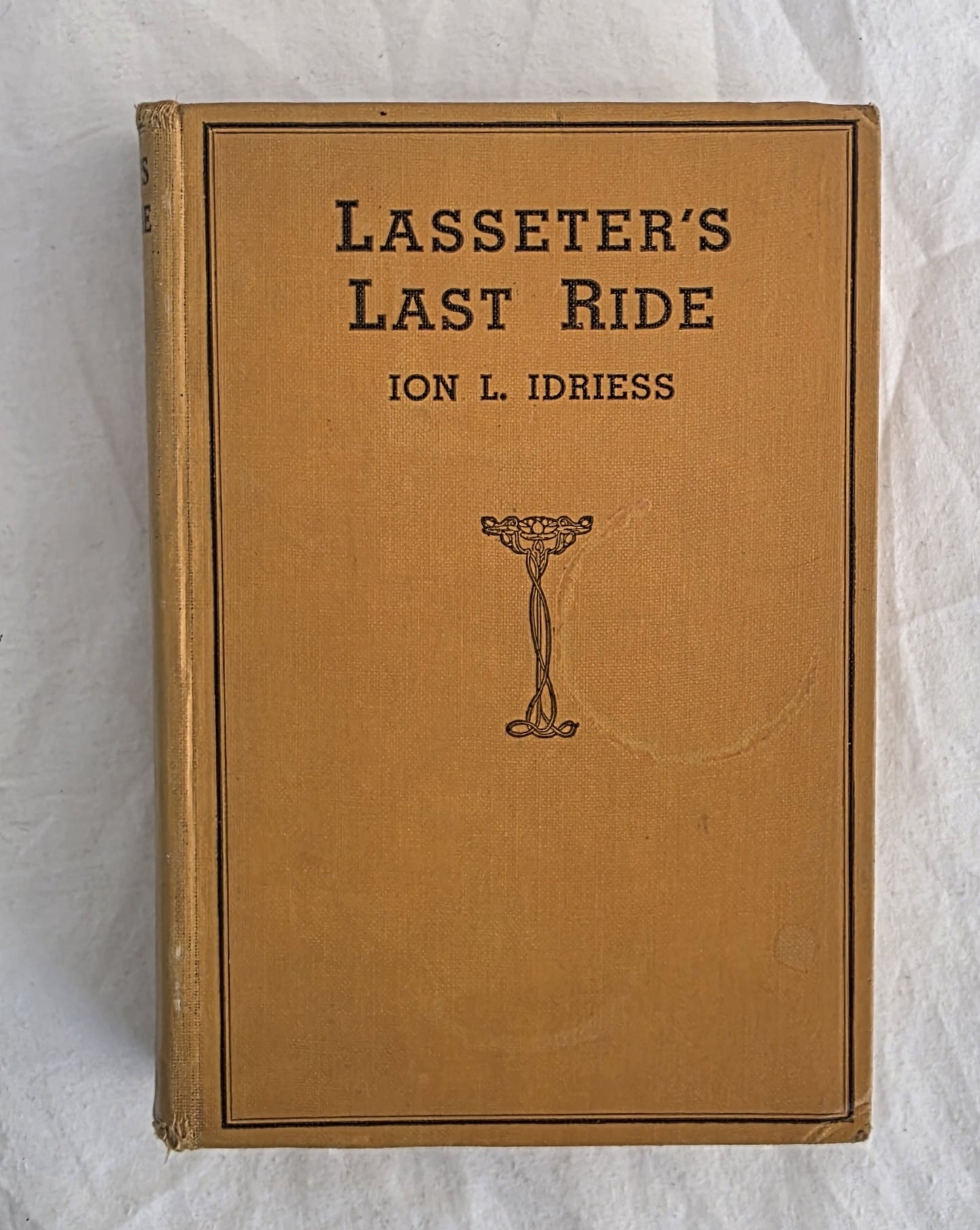 Book cover of 'Lasseter's Last Ride' by Ion L. Idriess on a textured white background