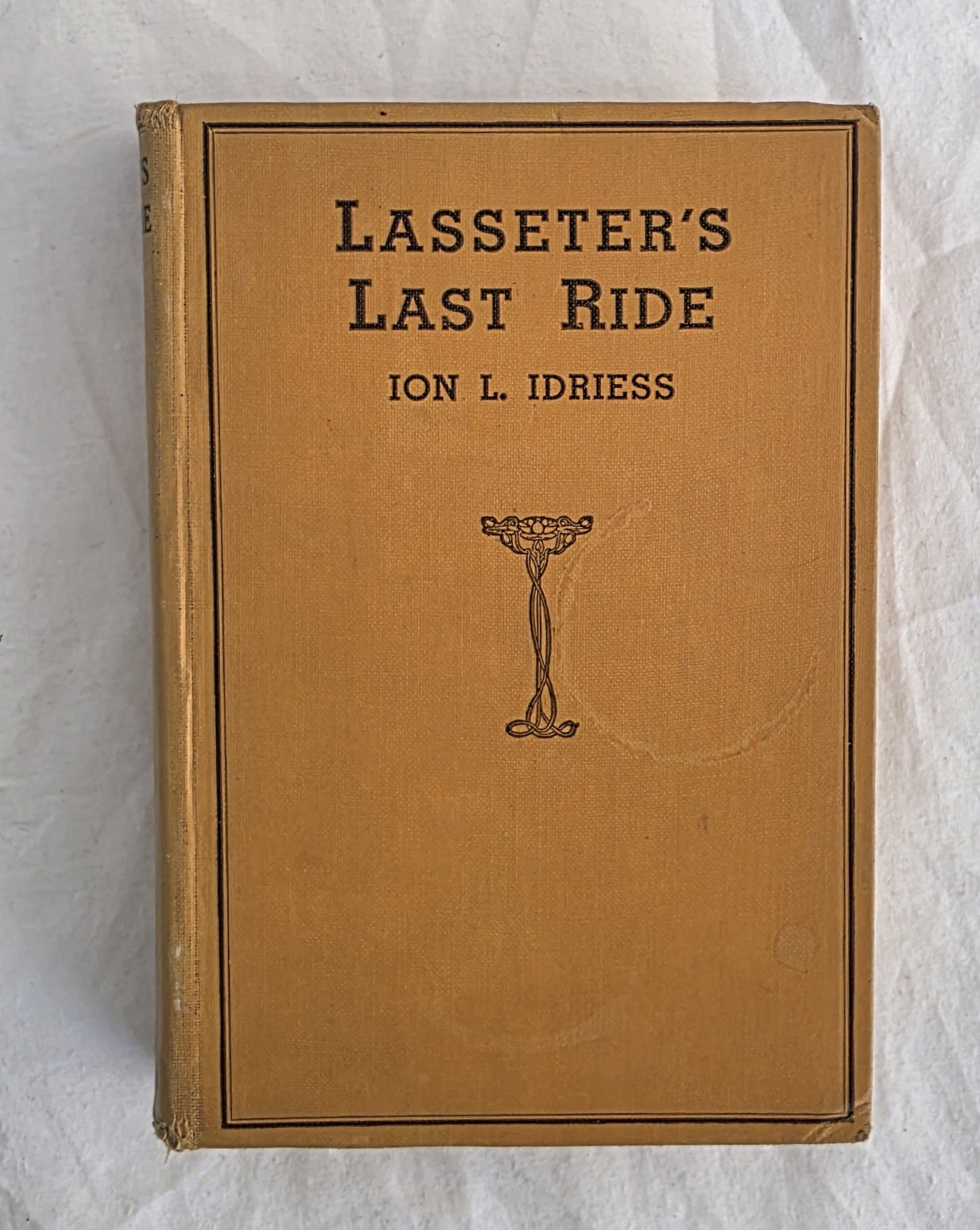Book cover of 'Lasseter's Last Ride' by Ion L. Idriess on a textured white background