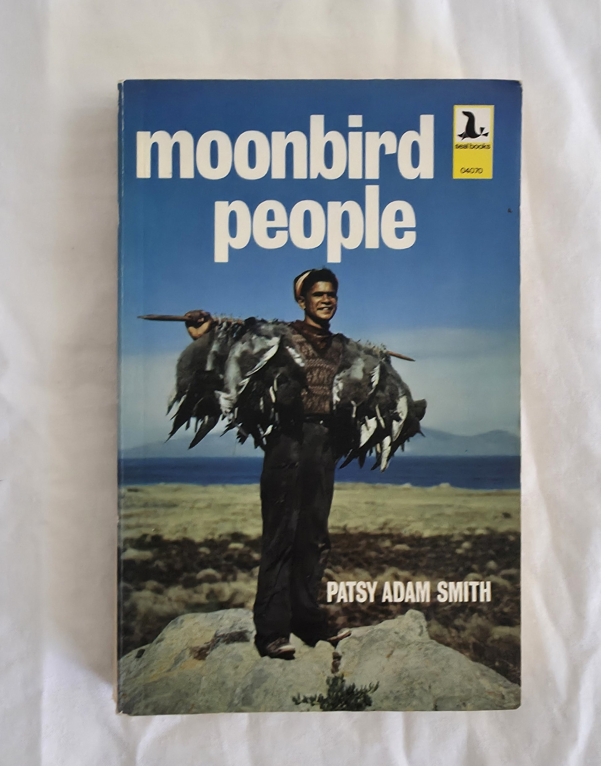 Book cover of 'Moonbird People' by Patsy Adam Smith on a white background
