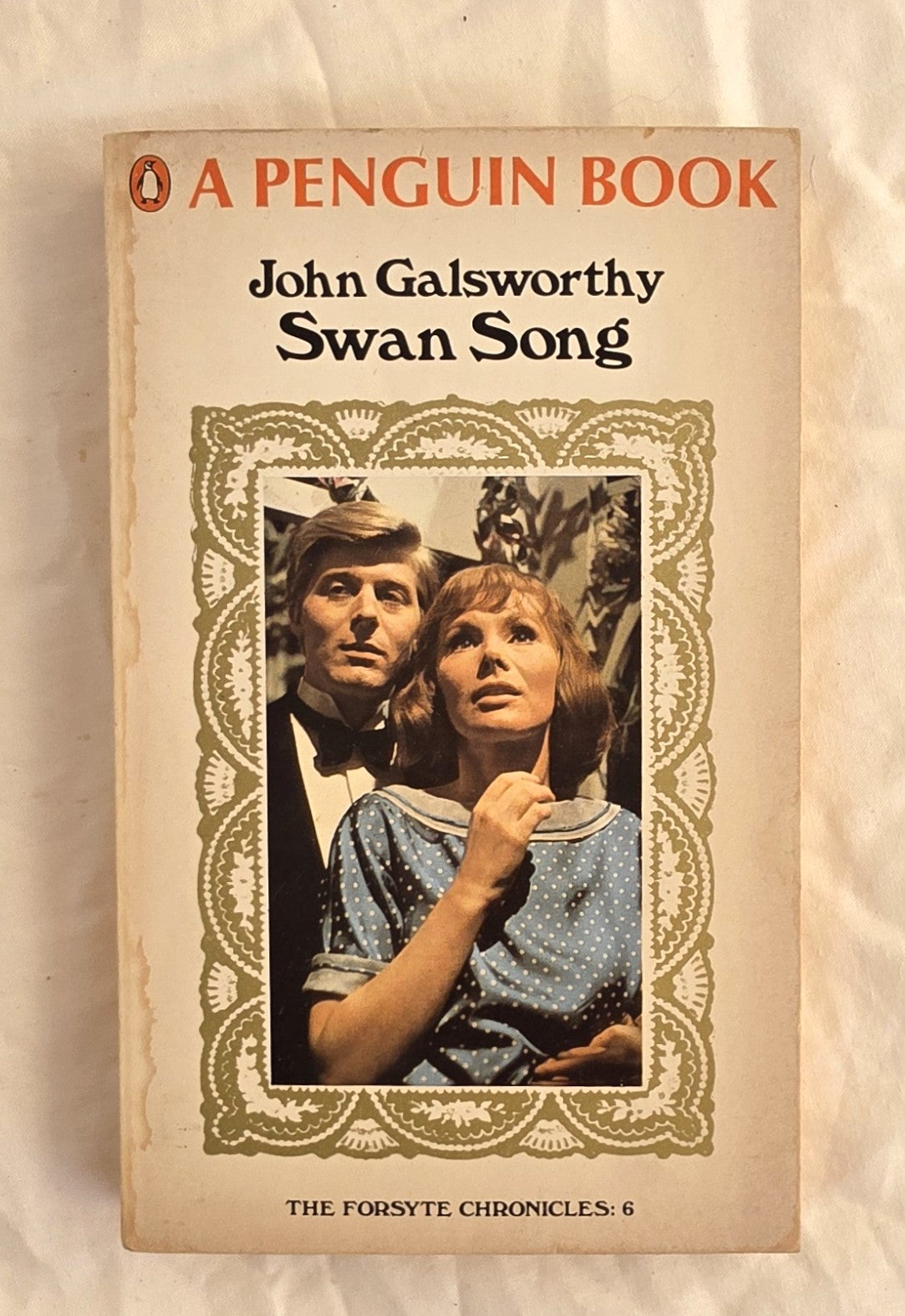 Book cover of 'Swan Song' by John Galsworthy with a couple on the cover, published by Penguin Books.