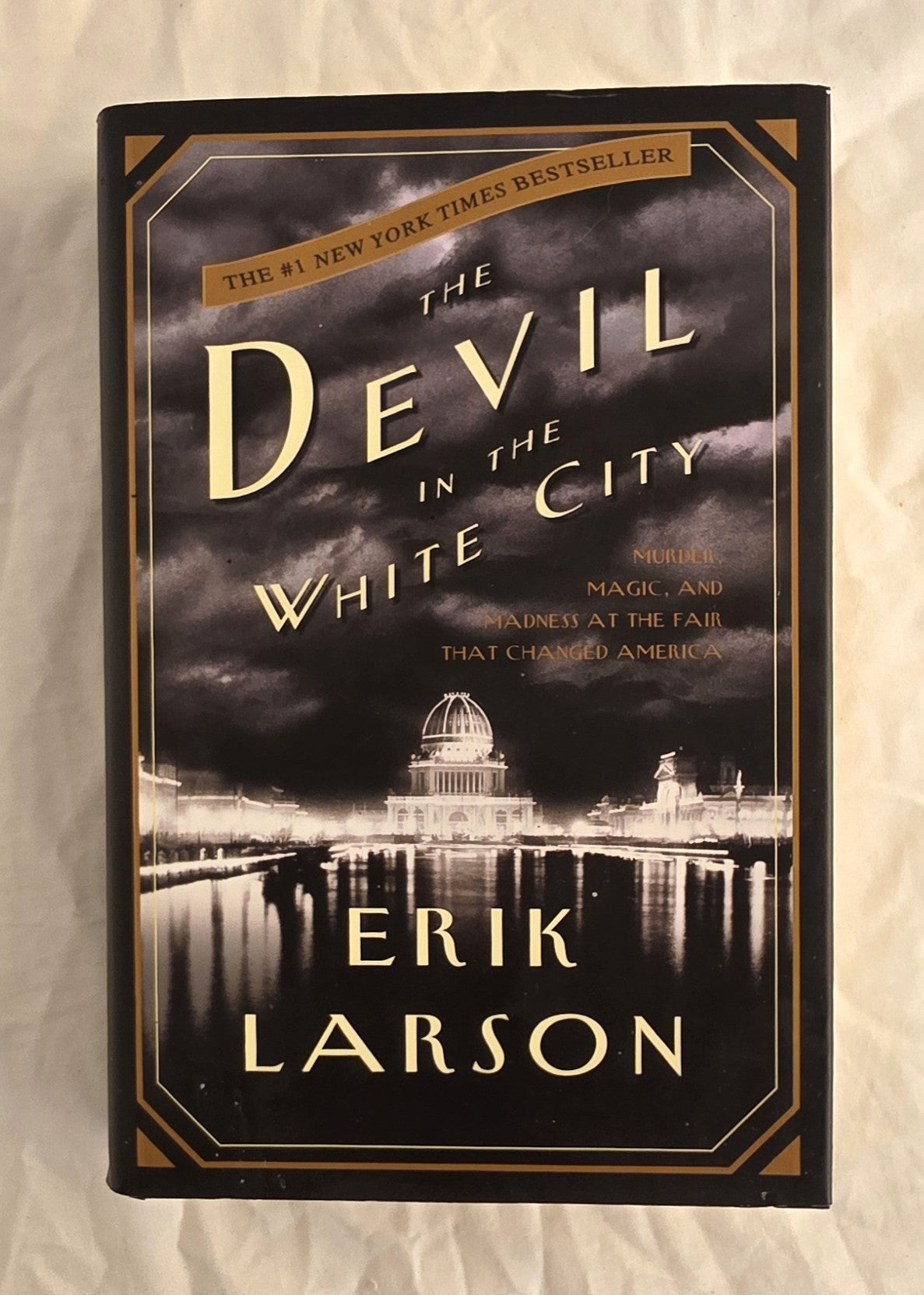 Book cover of 'The Devil in the White City' by Erik Larson on a light background