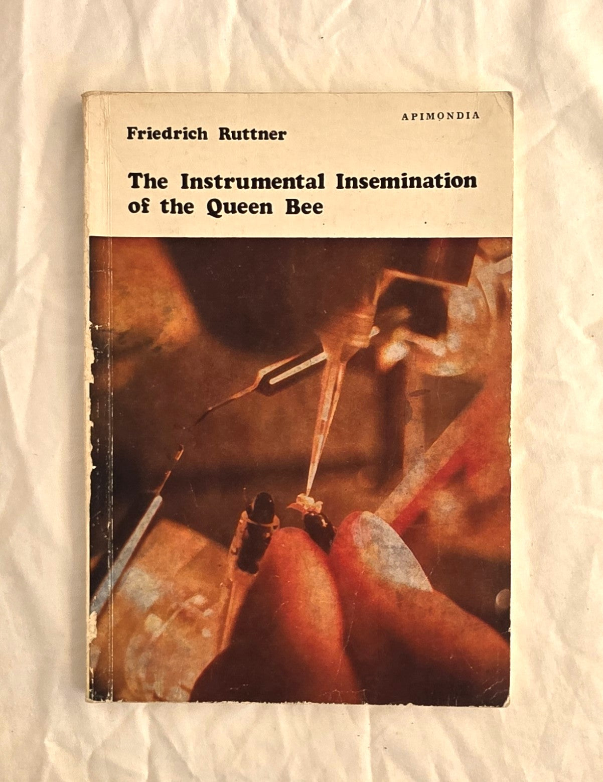 Book cover of 'The Instrumental Insemination of the Queen Bee' by Friedrich Ruttner on a textured beige background.