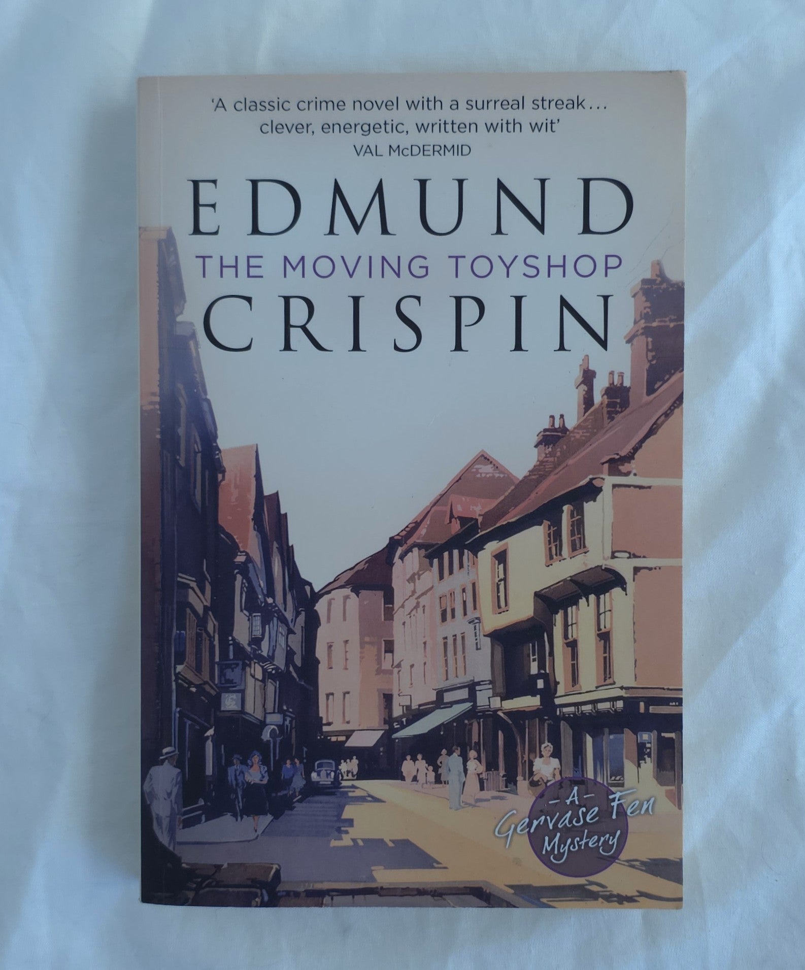 Book cover of 'The Moving Toyshop' by Edmund Crispin on a white background