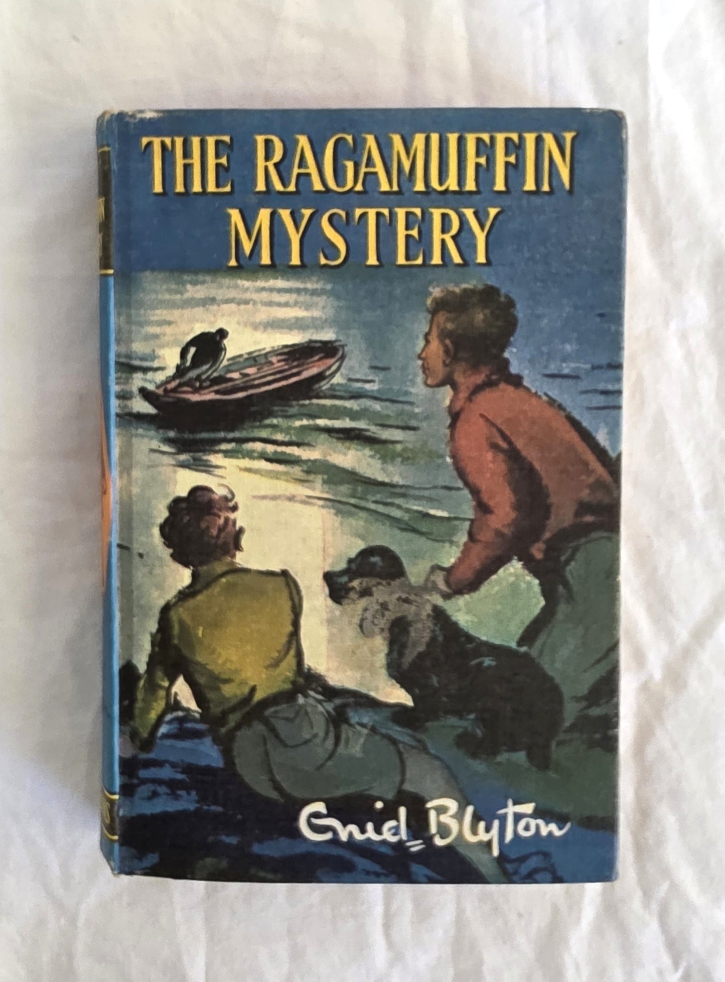 Book cover of 'The Ragamuffin Mystery' by Enid Blyton on a white background