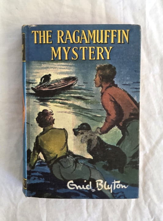 Book cover of 'The Ragamuffin Mystery' by Enid Blyton on a white background