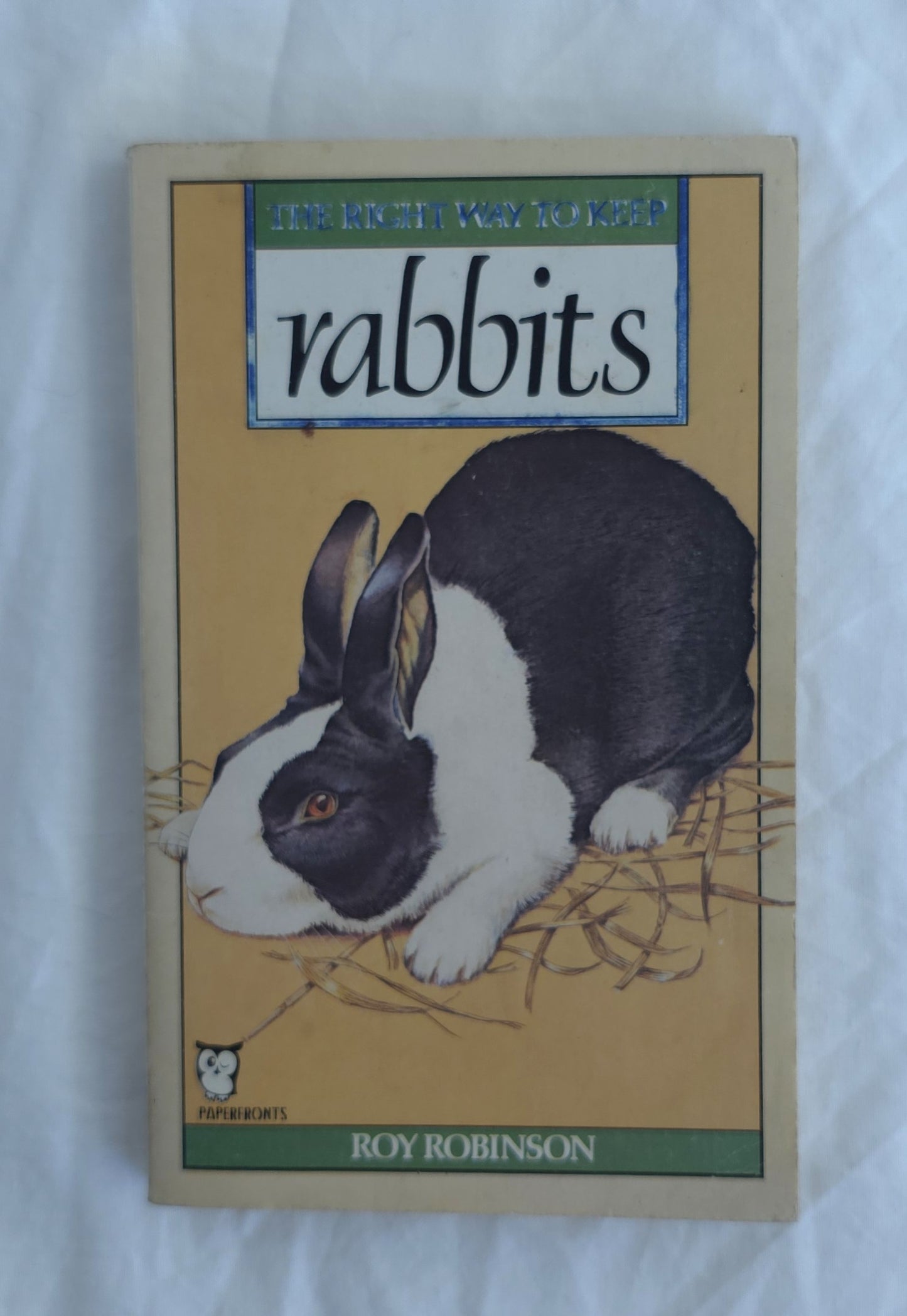 Book cover of 'Rabbits' by Roy Robinson on a white background