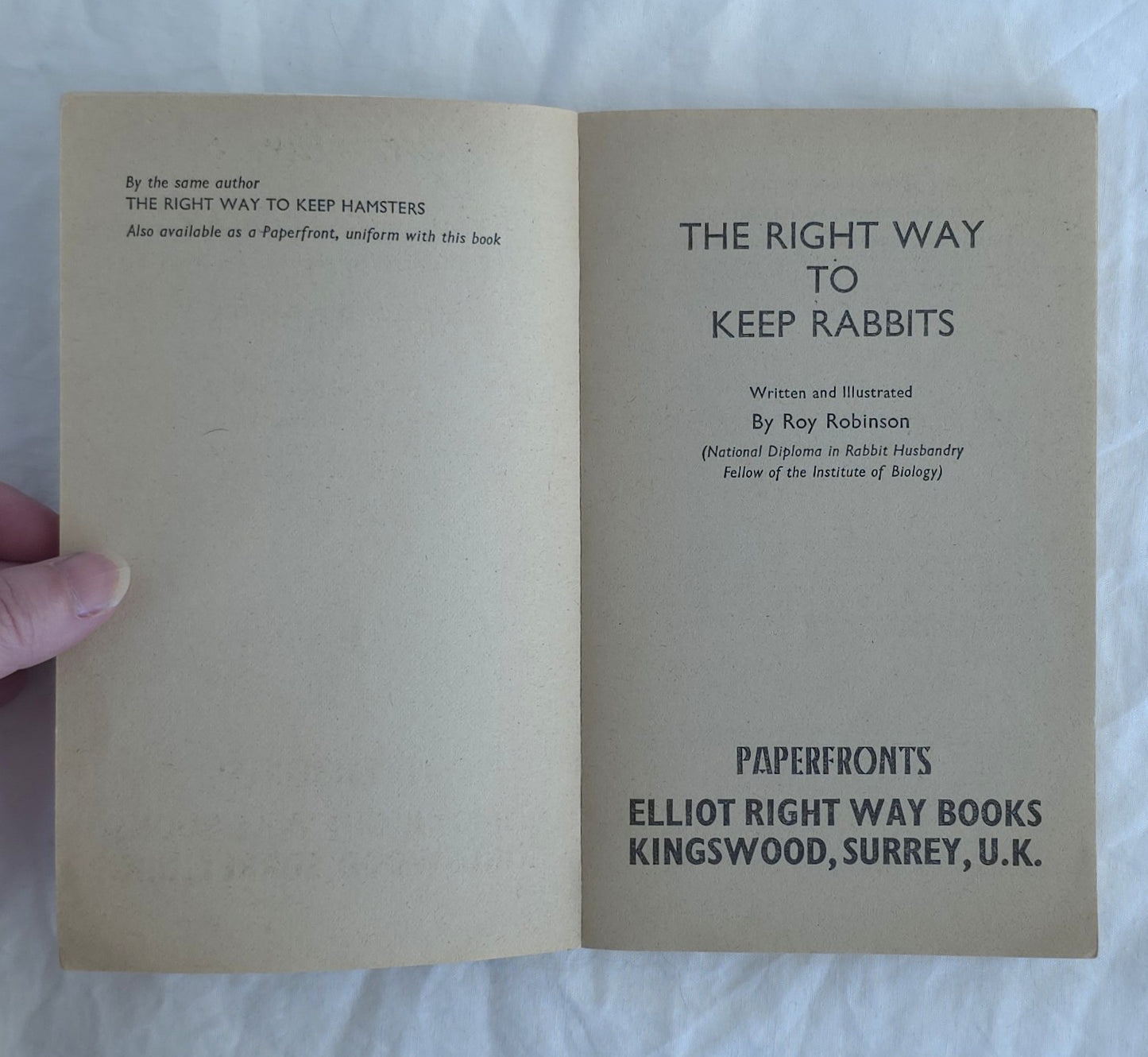 The Right Way to Keep Rabbits by Roy Robinson