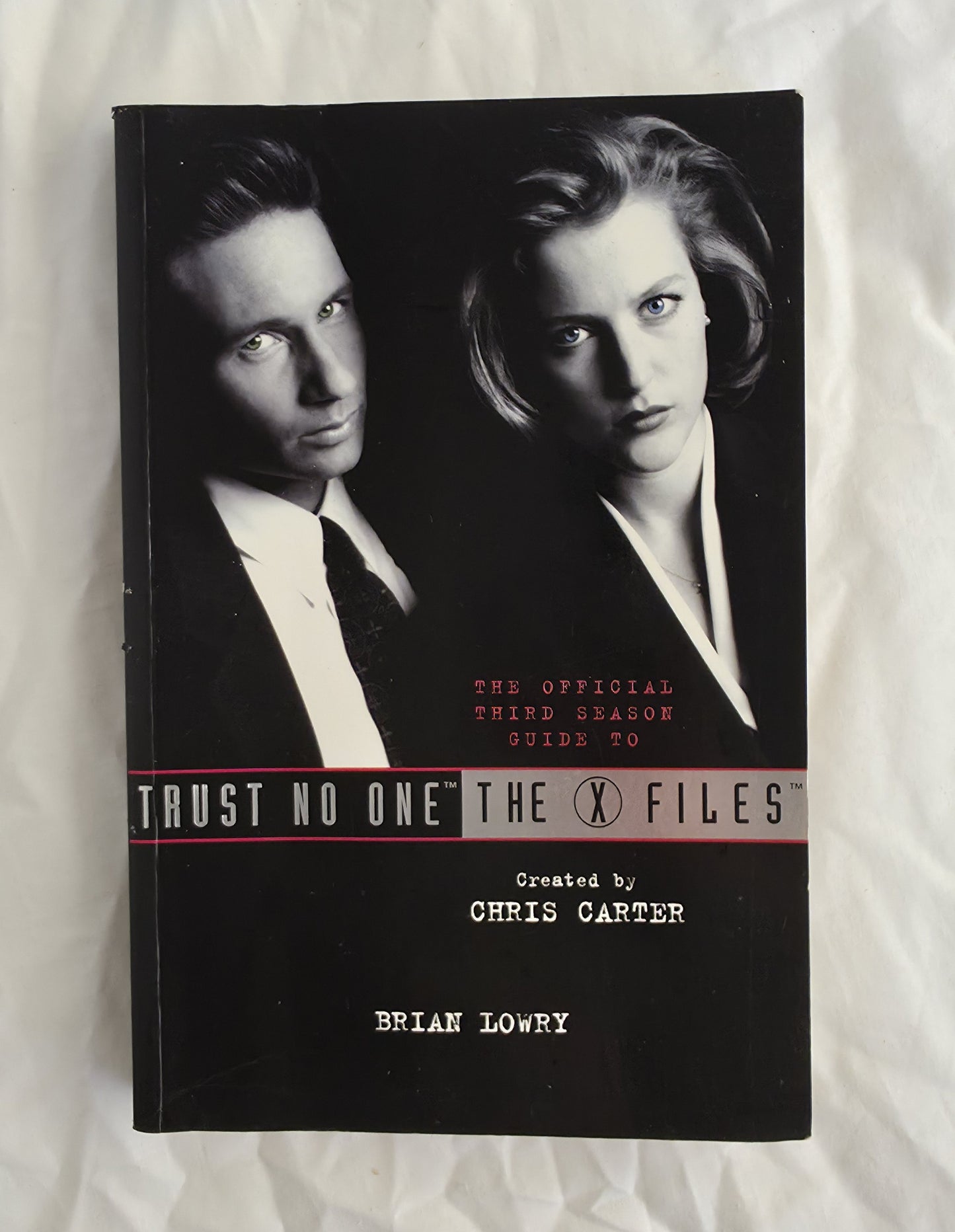 Book cover of 'Trust No One: The X-Files' with black and white portraits on a textured white background