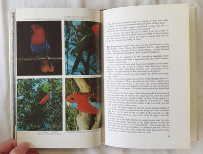Keeping Parrots in Australian Aviaries  by Les de Ross