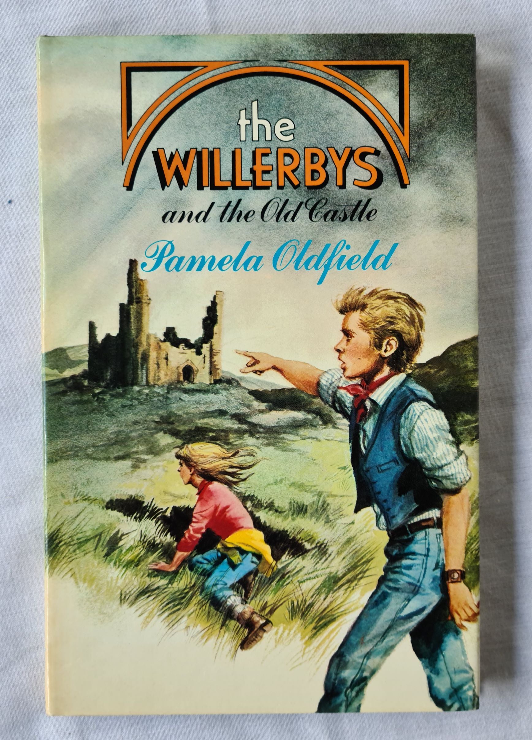 The Willerbys and the Old Castle  by Pamela Oldfield  Illustrated by Shirley Bellwood