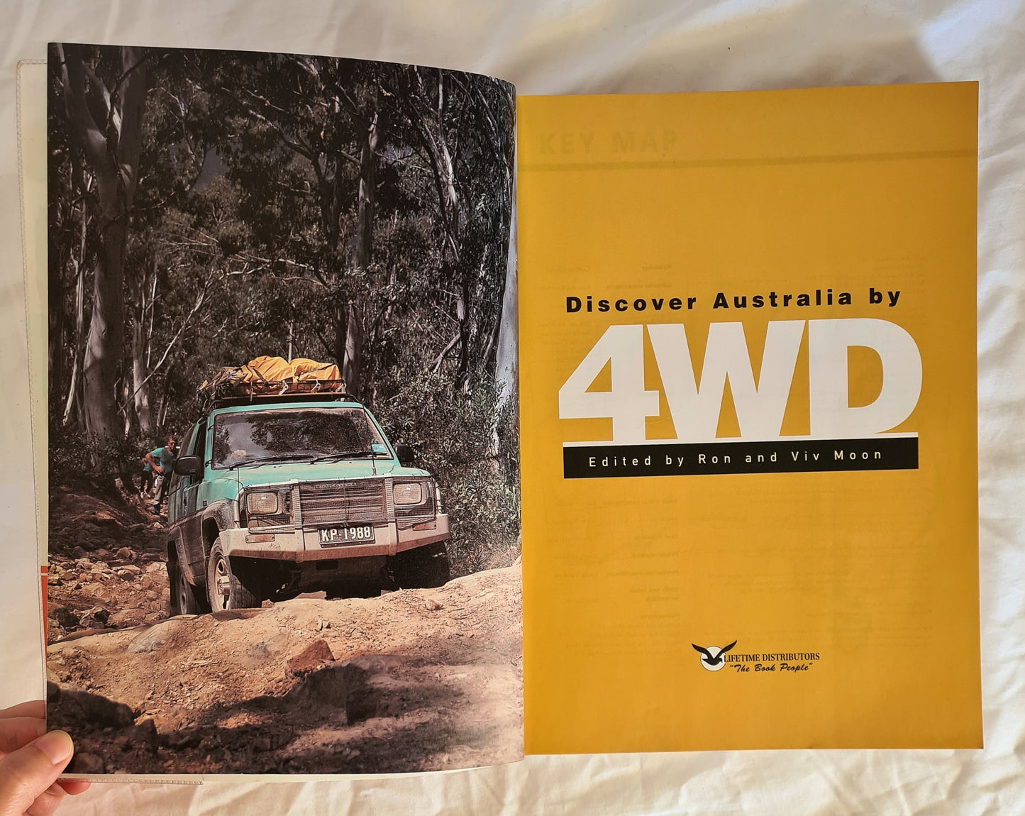 Discover Australia by 4WD  by Ron and Viv Moon