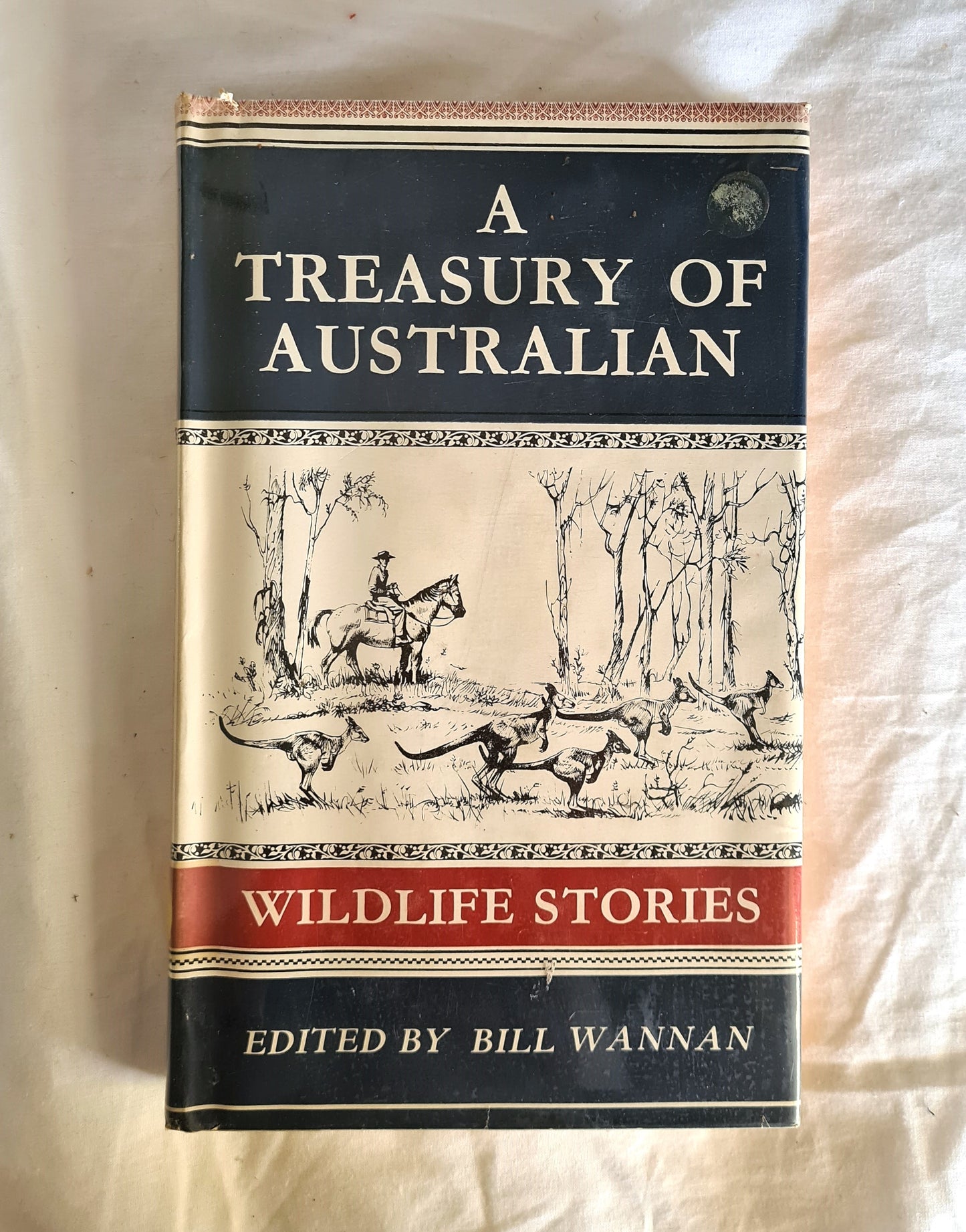 A Treasury of Australian Wildlife Stories  by Bill Wannan  Illustrated by Robin Hill