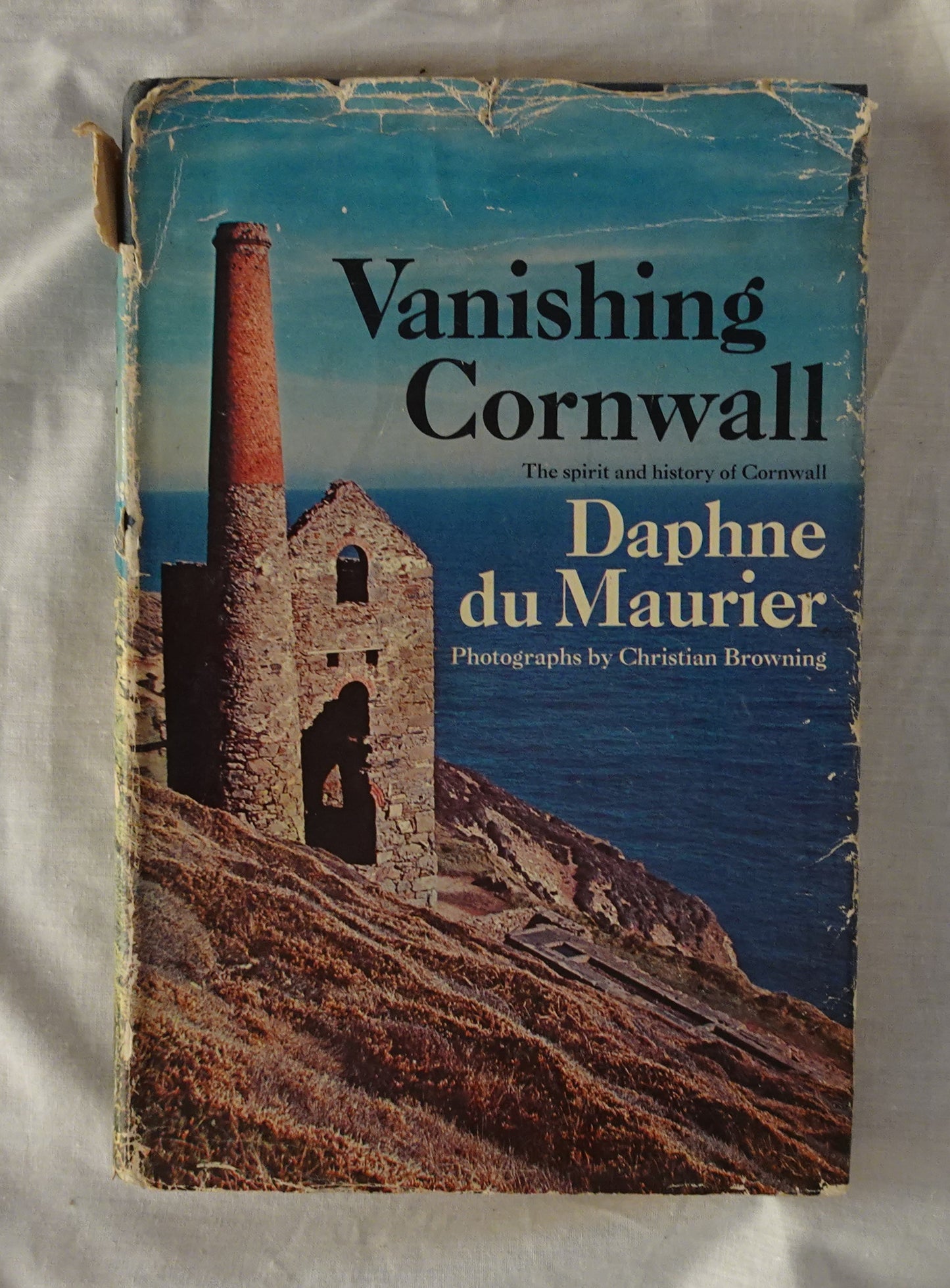 Vanishing Cornwall  The Spirit and History of Cornwall  by Daphne du Maurier  Photographs by Christian Browning
