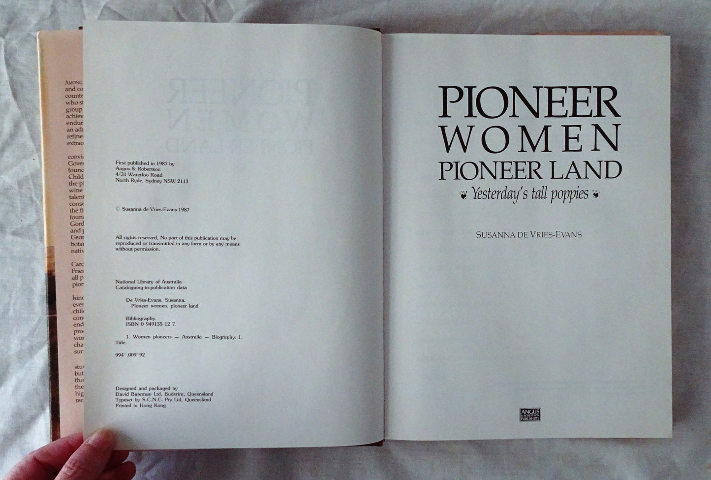 Pioneer Women Pioneer Land by Susanna de Vries-Evans